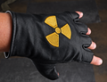Atompunk-Lederhandschuh mit gelber Nuklear-Stickerei – Handrücken