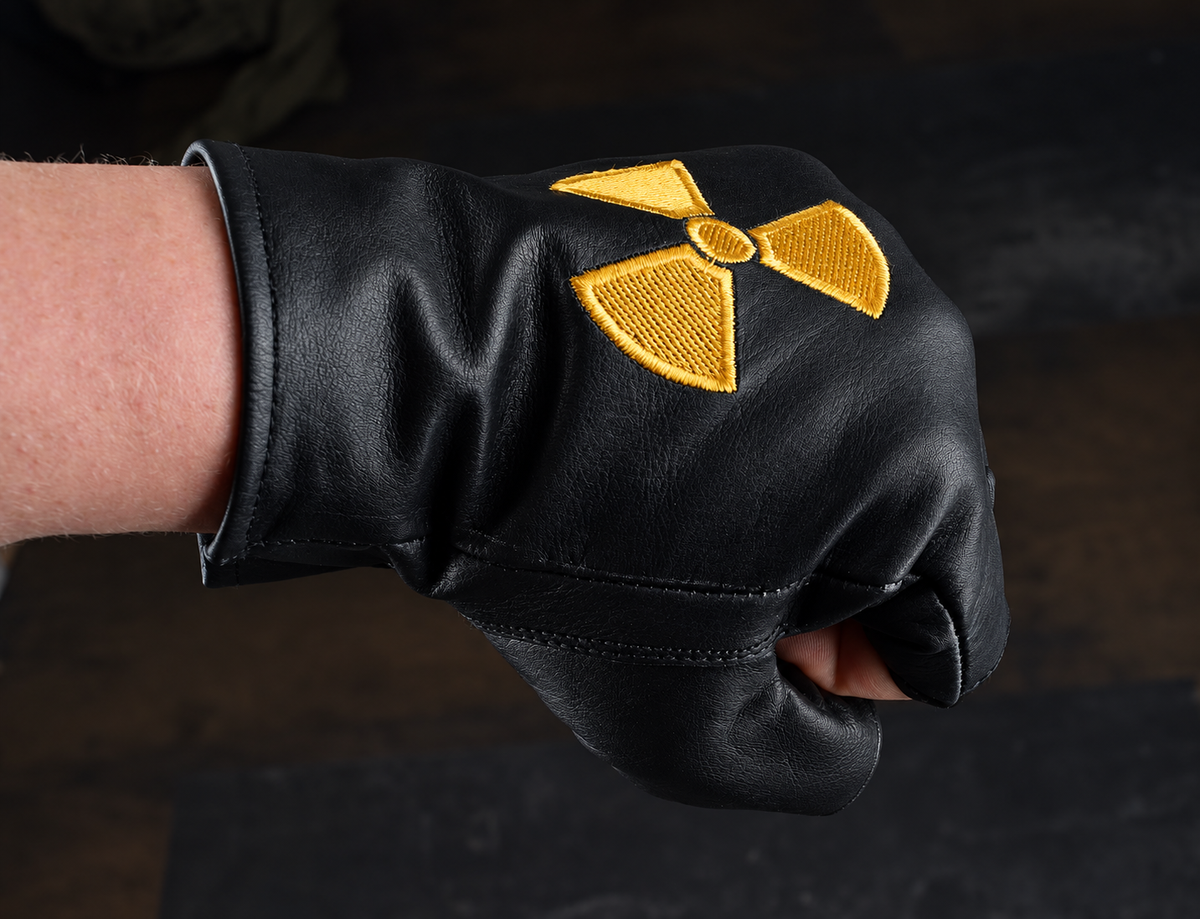 Atompunk-Lederhandschuh mit Nuklear-Stickerei – geschlossene Hand