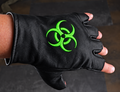 Biohazard – schwarzer fingerloser Lederhandschuh mit leuchtend grüner Biohazard-Stickerei