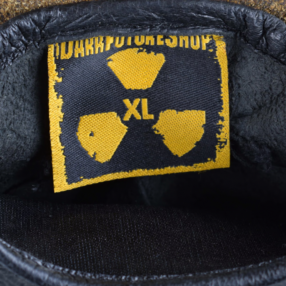 Gewebtes DarkFutureShop-Größenlabel XL im Lederhandschuh