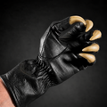 Krallenhandschuh V2 aus schwarzem Leder mit knochenfarbenen PVC-Krallen – Handfläche