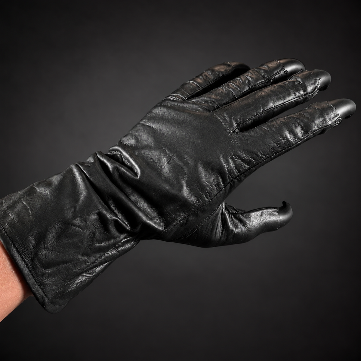 Krallenhandschuh V2 – Handrücken mit schwarzen PVC-Krallen
