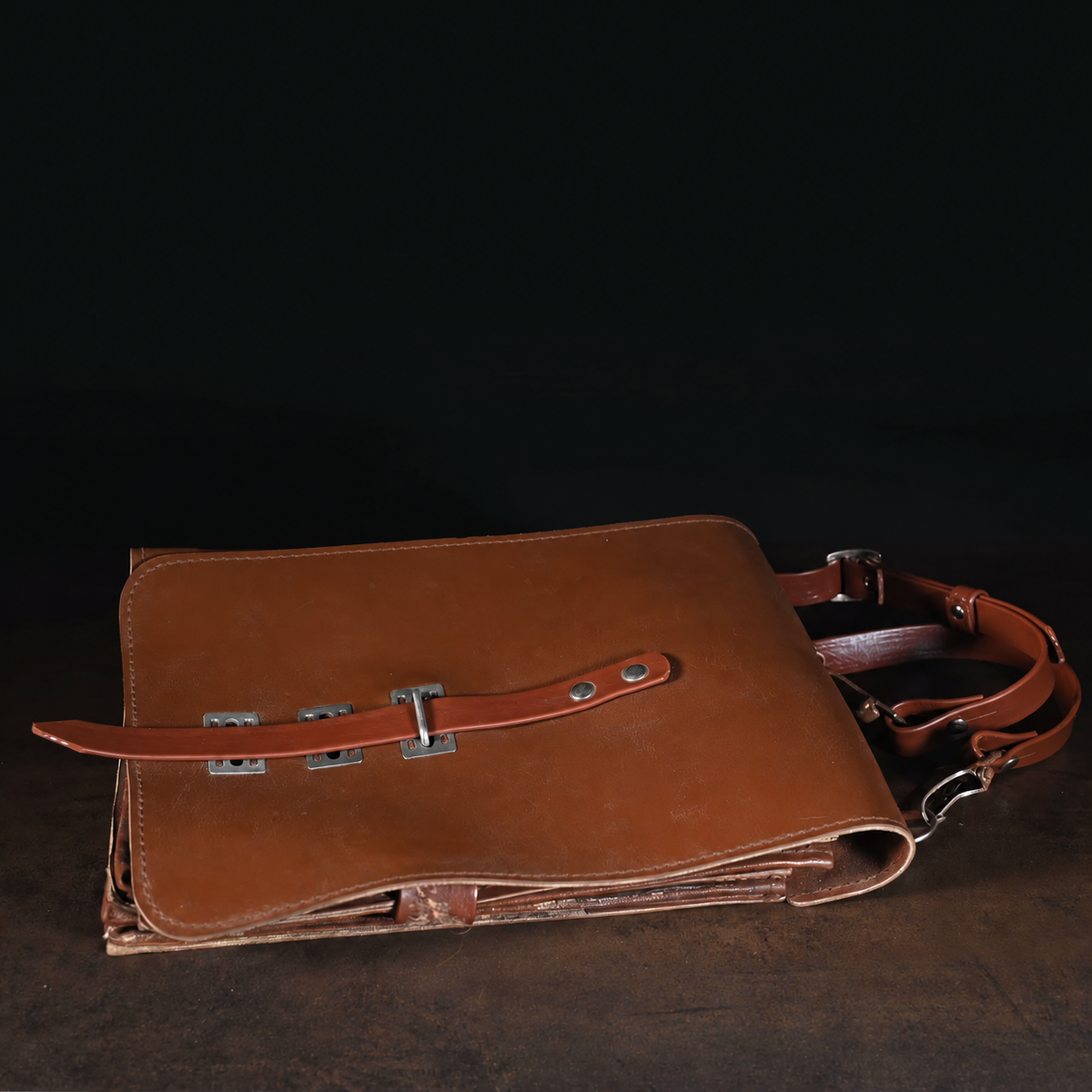 Braune Vintage-NVA-Kartentasche mit Riemen und Metallbeschlägen