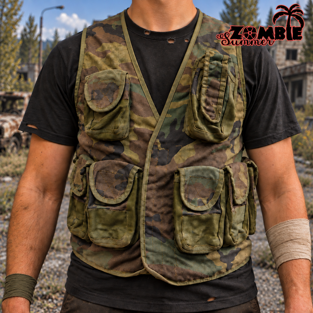 Woodland Tactical Weste – Vorderansicht mit Zombie-Summer-Logo als Survivor-Kostüm mit leicht zerrissenem Shirt und Armwickeln